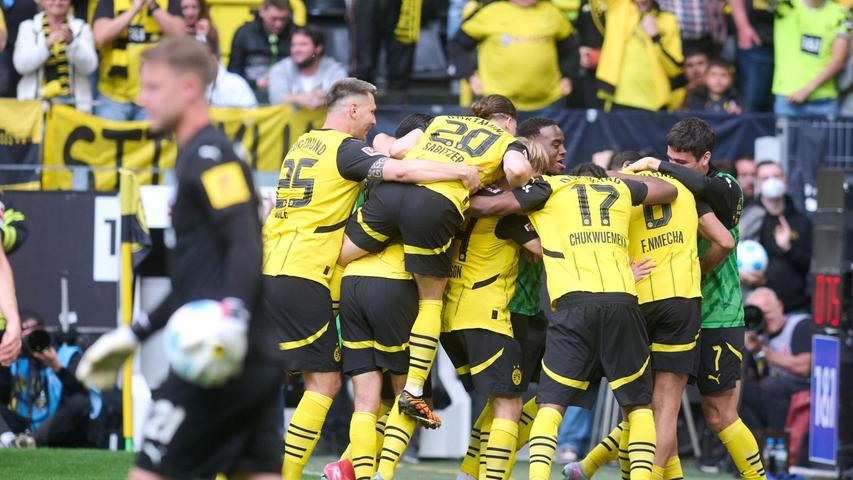 Die BVB-Spieler feiern den Einzug in die Champions League. Die BVB-Spieler feiern den Einzug in die Champions League.