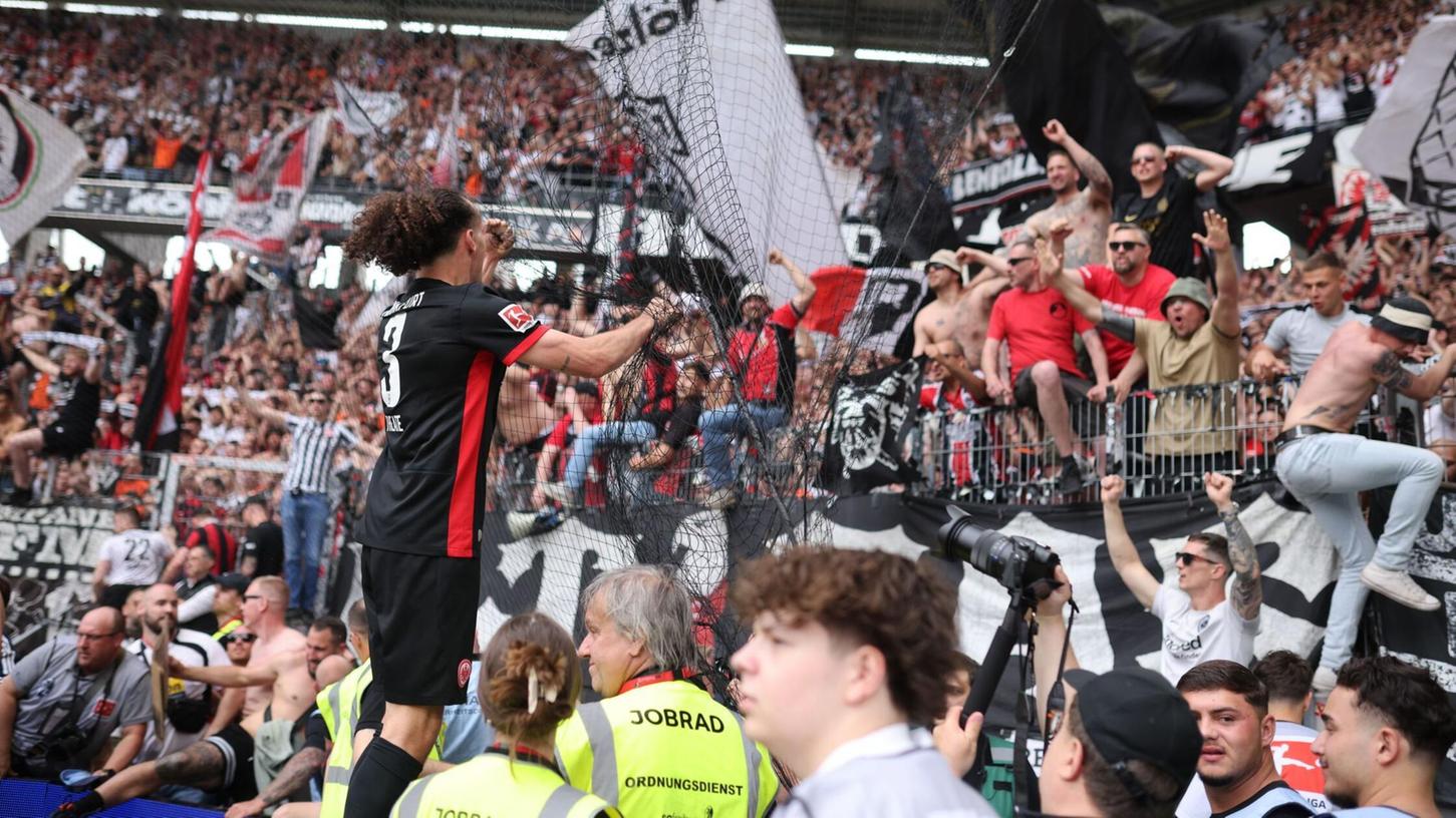 Frankfurter Ekstase: Arthur Theate bejubelt mit den Fans den Champions-League-Einzug. Frankfurter Ekstase: Arthur Theate bejubelt mit den Fans den Champions-League-Einzug.