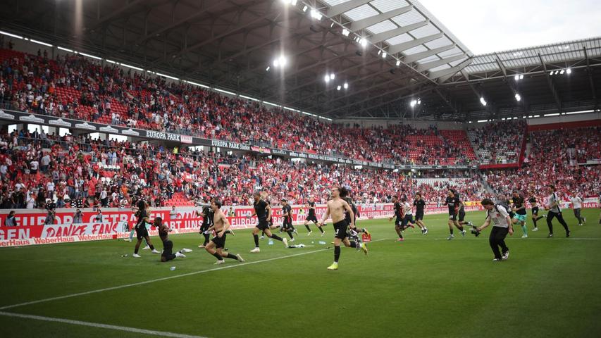 Auf dem Weg in die Königsklasse: Die Profis von Eintracht Frankfurt. Auf dem Weg in die Königsklasse: Die Profis von Eintracht Frankfurt.