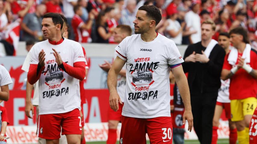 Müssen die erste Enttäuschung verarbeiten: Die Spieler des SC Freiburg. Müssen die erste Enttäuschung verarbeiten: Die Spieler des SC Freiburg.