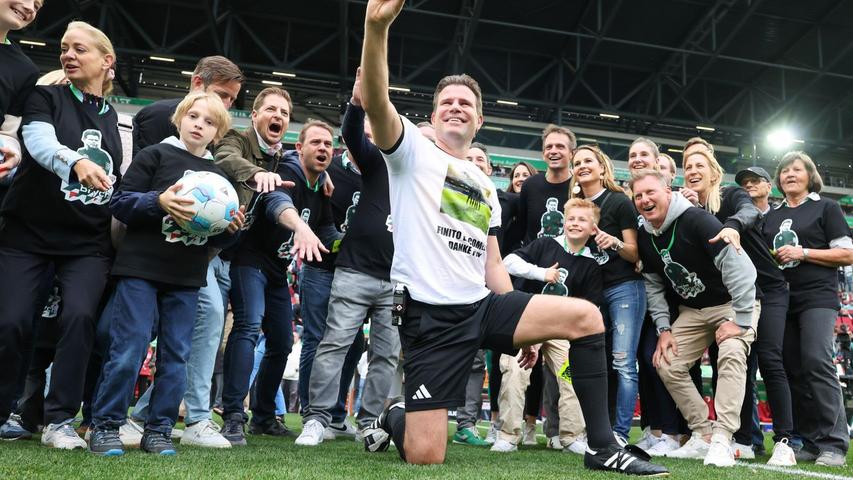 Ein Selfie mit Familie und Freunden: Felix Brych. Ein Selfie mit Familie und Freunden: Felix Brych.