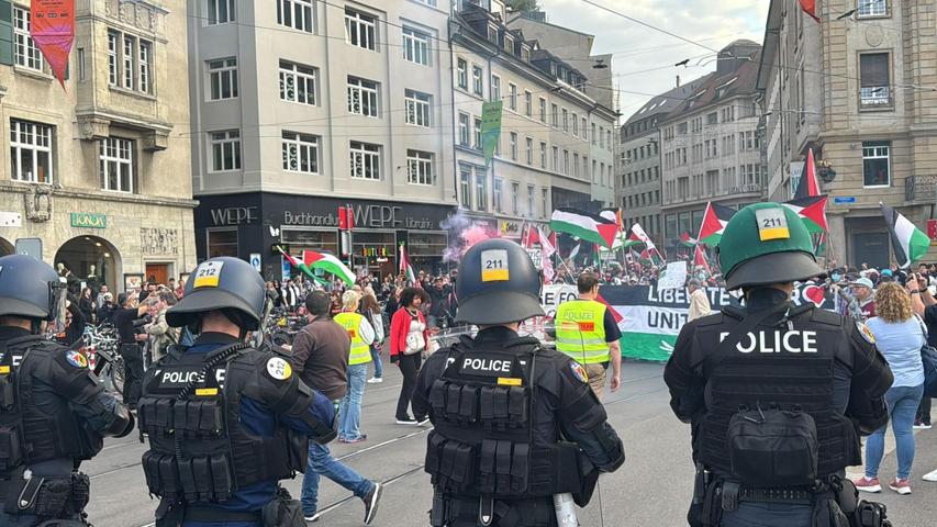 Die Polizei ging zunächst von 300 Teilnehmenden aus. Die Polizei ging zunächst von 300 Teilnehmenden aus.