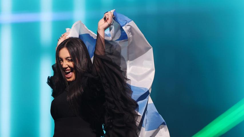 Yuval Raphael mit israelischer Flagge. Yuval Raphael mit israelischer Flagge.