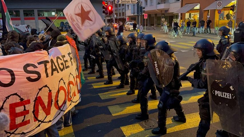 Während des Auftritts von Israel liefen auf der Straße weiter Demonstrationen. Während des Auftritts von Israel liefen auf der Straße weiter Demonstrationen.