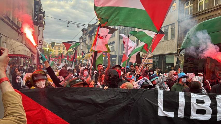 Unter anderem zündeten die Demonstranten Fackeln. Unter anderem zündeten die Demonstranten Fackeln.