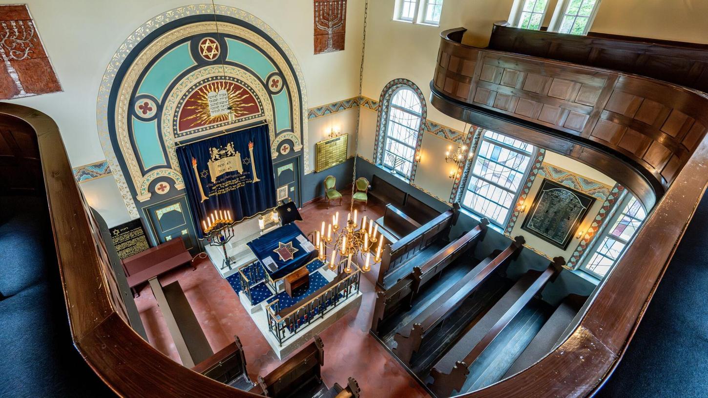Die Synagoge in Straubing wurde in der Pogromnacht 1938 von den Nationalsozialisten zwar geschändet, aber nicht abgebrannt. Hintergrund war die Nähe zu umliegenden Gebäuden, die möglicherweise mit zerstört worden wären. Die Synagoge in Straubing wurde in der Pogromnacht 1938 von den Nationalsozialisten zwar geschändet, aber nicht abgebrannt. Hintergrund war die Nähe zu umliegenden Gebäuden, die möglicherweise mit zerstört worden wären.
