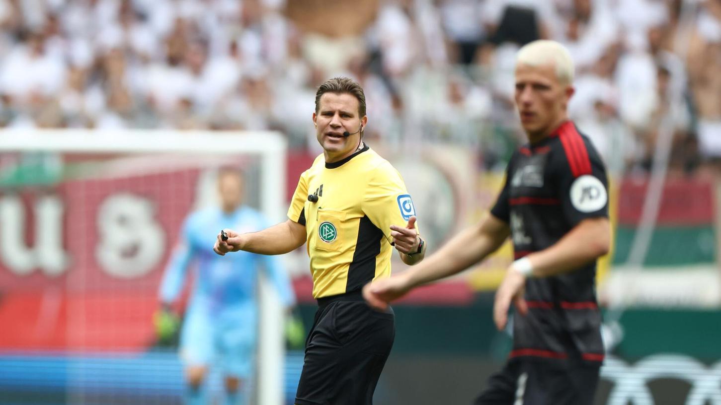 Felix Brych erklärt, wie er mit schwierigen Spielern umgeht. Felix Brych erklärt, wie er mit schwierigen Spielern umgeht.