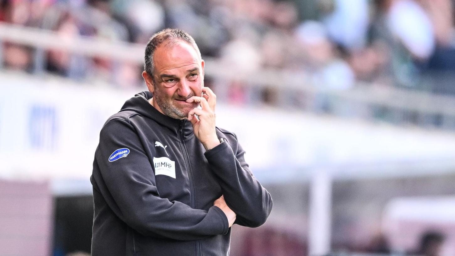 Blickt entschlossen auf das Relegationsduell: Frank Schmidt. Blickt entschlossen auf das Relegationsduell: Frank Schmidt.