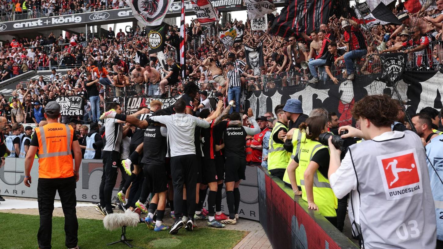 Frankfurt feiert den Champions-League-Einzug. Frankfurt feiert den Champions-League-Einzug.