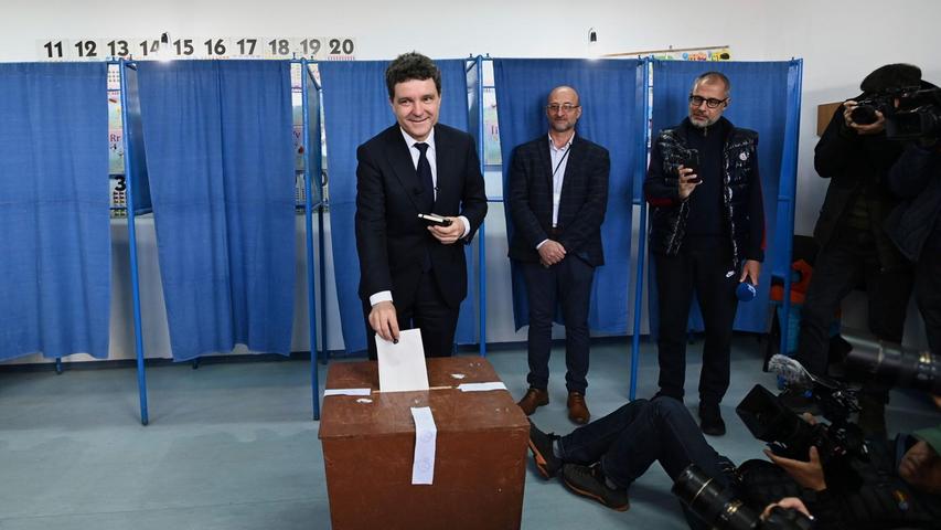 Dan im Wahllokal. Dan im Wahllokal.