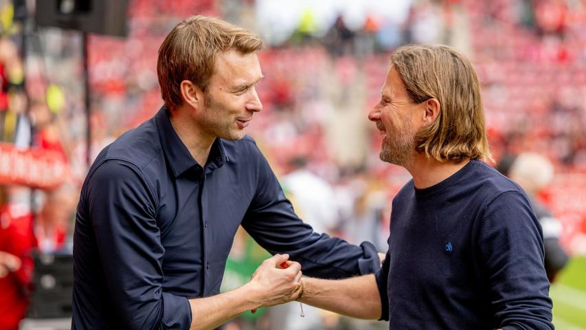 Leverkusens Sportchef Simon Rolfes (l) will noch in diesem Monat einen Nachfolger für Trainer Xabi Alonso präsentieren. Leverkusens Sportchef Simon Rolfes (l) will noch in diesem Monat einen Nachfolger für Trainer Xabi Alonso präsentieren.