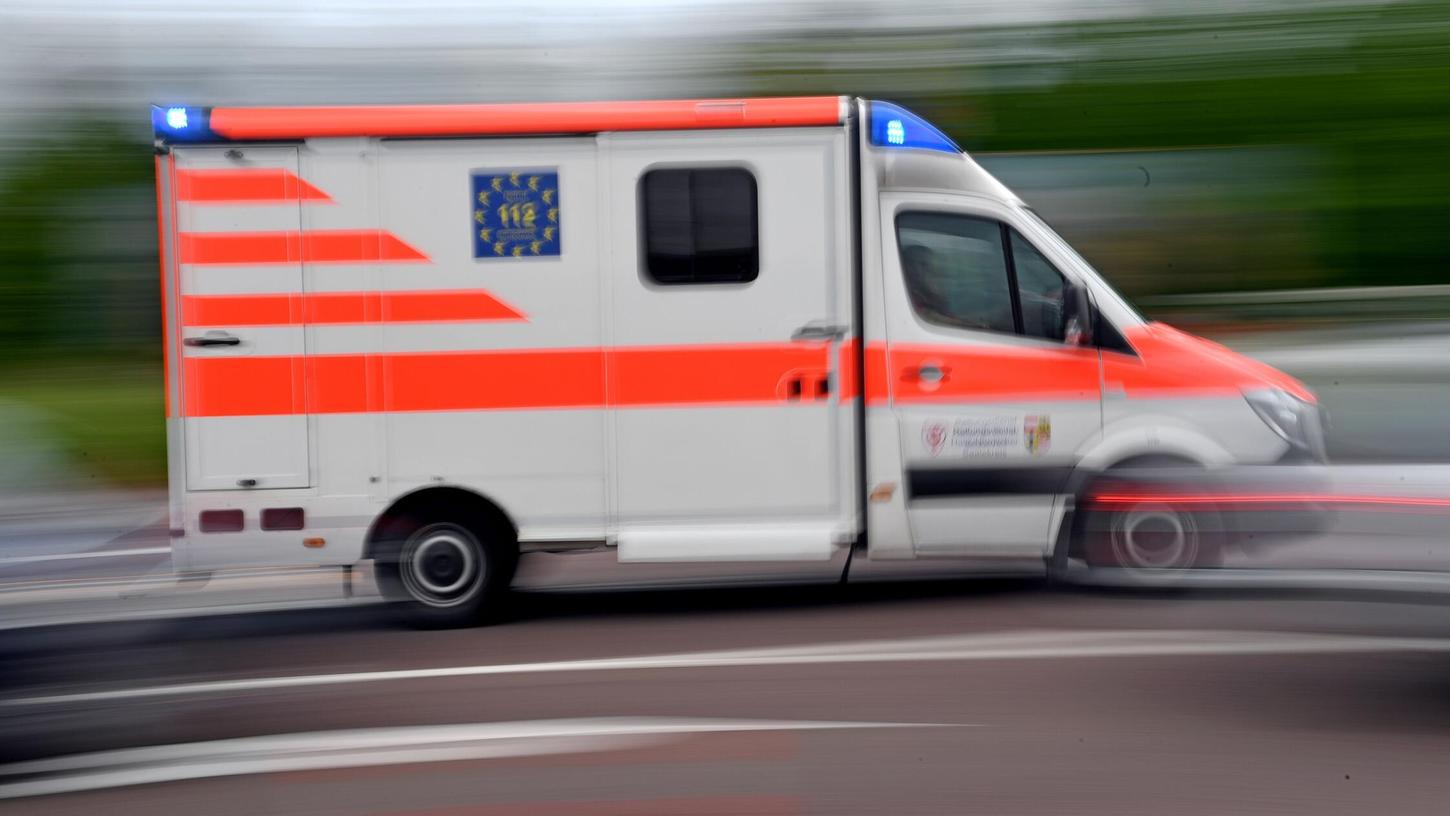 Der Rettungsdienst wurde alarmiert und versorgte die beiden Verletzten. (Symbolbild) Der Rettungsdienst wurde alarmiert und versorgte die beiden Verletzten. (Symbolbild)