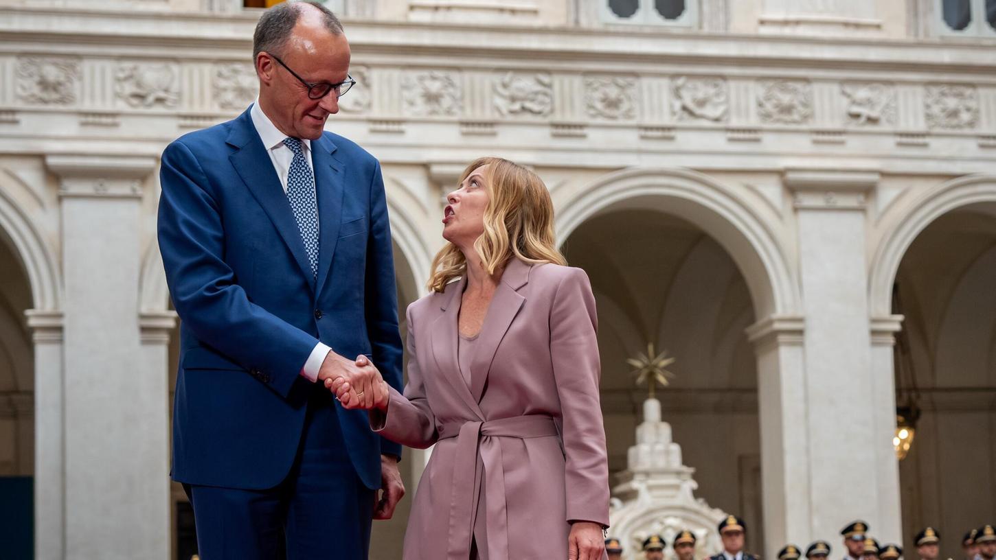 Bundeskanzler Friedrich Merz (CDU) wird von Giorgia Meloni, Ministerpräsidentin von Italien, mit militärischen Ehren zu seinem Antrittsbesuch in Italien begrüsst. Kanzler Merz hält sich für zwei Tage in Italien auf und nimmt auch an der Amtseinführung von Papst Leo XIV. im Vatikan teil. Bundeskanzler Friedrich Merz (CDU) wird von Giorgia Meloni, Ministerpräsidentin von Italien, mit militärischen Ehren zu seinem Antrittsbesuch in Italien begrüsst. Kanzler Merz hält sich für zwei Tage in Italien auf und nimmt auch an der Amtseinführung von Papst Leo XIV. im Vatikan teil.