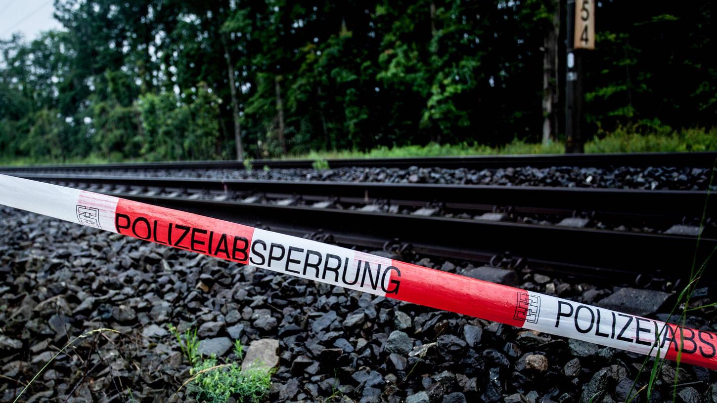 Die Strecke musste vorübergehend gesperrt werden (Symbolbild). Die Strecke musste vorübergehend gesperrt werden (Symbolbild).