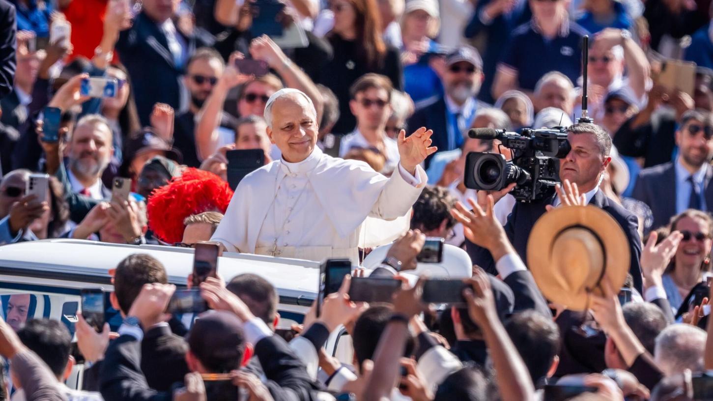 Bad in der Menge: Papst Leo. Bad in der Menge: Papst Leo.