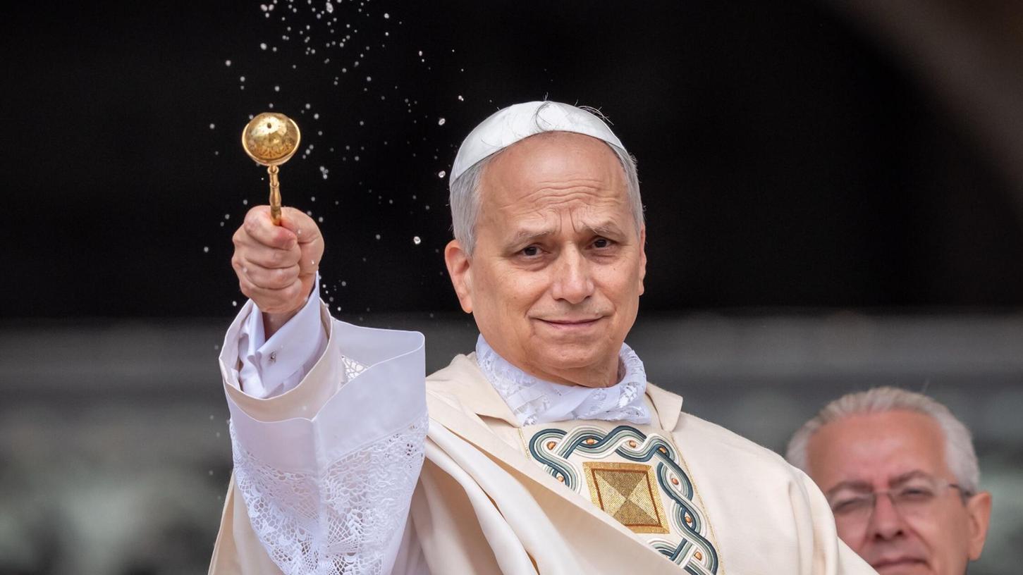 Segen für die Menschen: Papst Leo. Segen für die Menschen: Papst Leo.