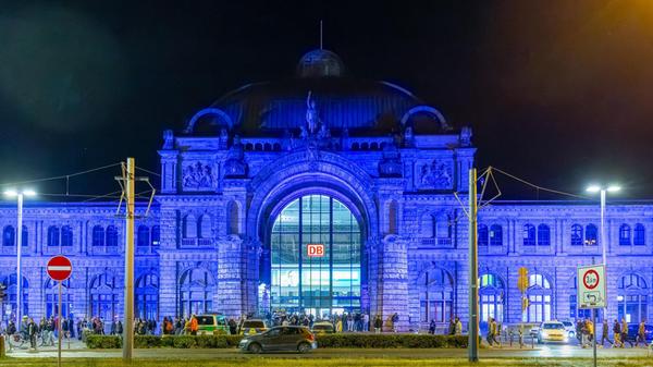 Am 17. Mai fand zum 25. Mal die Blaue Nacht in Nürnberg statt. Dieses Jahr stand alles unter dem Motto "Love and Peace".