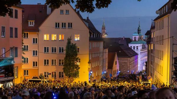 Die Blaue Nacht lockt jedes Jahr mehr als 100.000 Besucher in die Stadt.