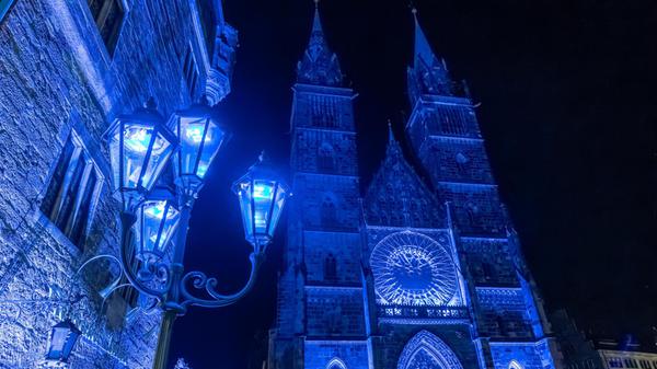 Zu der Veranstaltung sagte er: "Die Stimmung auf den Plätzen und in den Gassen unserer blau illuminierten Stadt war großartig. Nürnberg ist ein Fest."