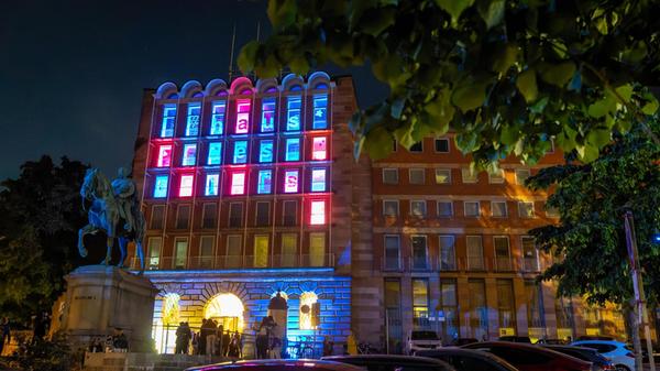"Die Blaue Nacht hat Nürnberg wieder zum Leuchten gebracht. Von der Burg bis zum Künstlerhaus, vom Pellerhaus bis zum Hauptmarkt und auf den Plätzen und Gassen der Altstadt – über 60 Nürnberger Kunst- und Kultureinrichtungen haben mit der Blauen Nacht ein spektakuläres Angebot formuliert", ergänzte auch Lehner.
