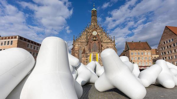 Auch am Hauptmarkt gab es eine große Installation namens "BYCATCH" von Abie Franklin und Daniel Hölzl. "Die Besucherinnen und Besucher konnten der Versuchung nicht widerstehen, sie zu berühren, sich anzulehnen, hochzuklettern und dagegen zu bouncen", schreibt die Stadt Nürnberg.