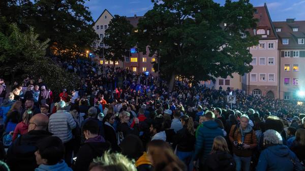 Gegen 21.30 Uhr musste die Burgstraße vorübergehend gesperrt werden, um eine Überfüllung zu verhindern.