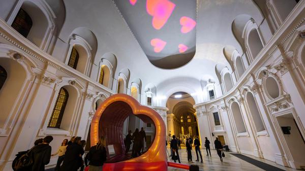 "Rückblickend wirkte es so, als entfaltete die Blaue Nacht 2025 unter dem Motto ‚Love and Peace‘ ihr großes Potenzial besonders eindrucksvoll", erklärte die Leiterin des Projektbüros Kultur, Elisabeth Hartung.