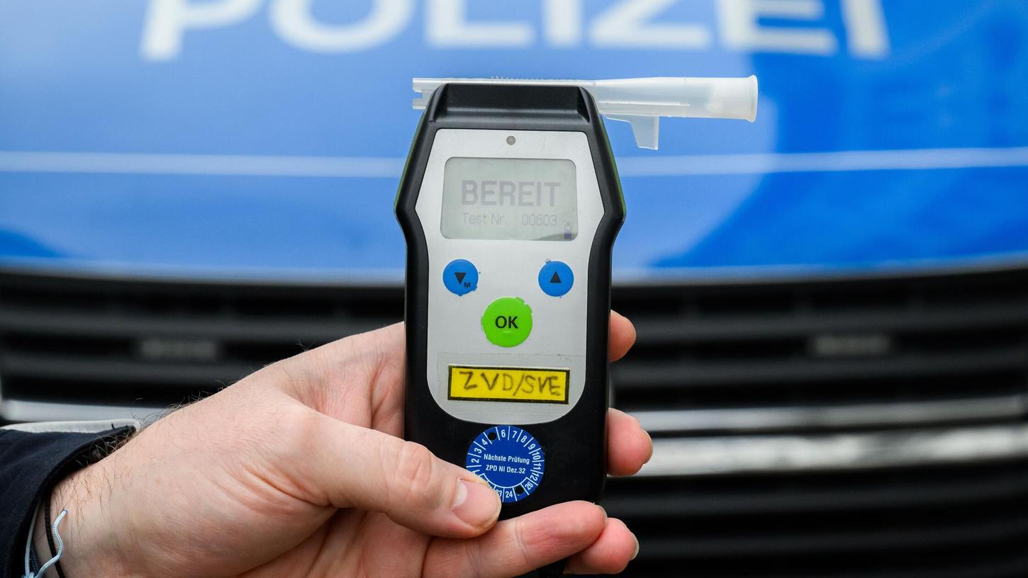 Ein Atemalkoholtest ergab bei einem Unfallverursacher in Hilpoltstein einen Wert von fast 2 Promille (Symbolbild). Es war nicht das einzige Problem. Ein Atemalkoholtest ergab bei einem Unfallverursacher in Hilpoltstein einen Wert von fast 2 Promille (Symbolbild). Es war nicht das einzige Problem.