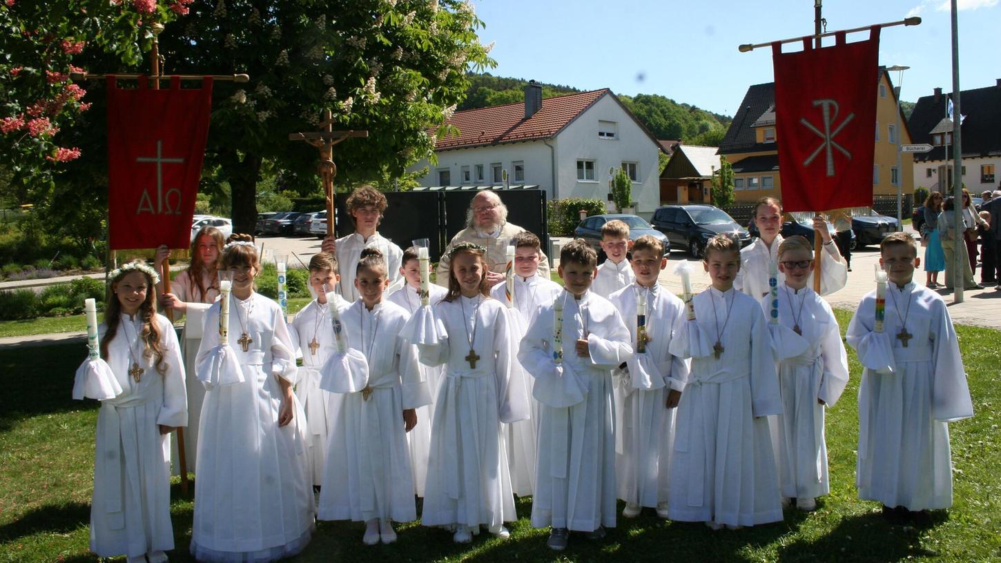 Pfarrer Manfred Obermayer (hi. mitte) führte am Sonntag zwölf Kinder in der Filialkirche St. Elisabeth zur Heiligen Kommunion. Pfarrer Manfred Obermayer (hi. mitte) führte am Sonntag zwölf Kinder in der Filialkirche St. Elisabeth zur Heiligen Kommunion.