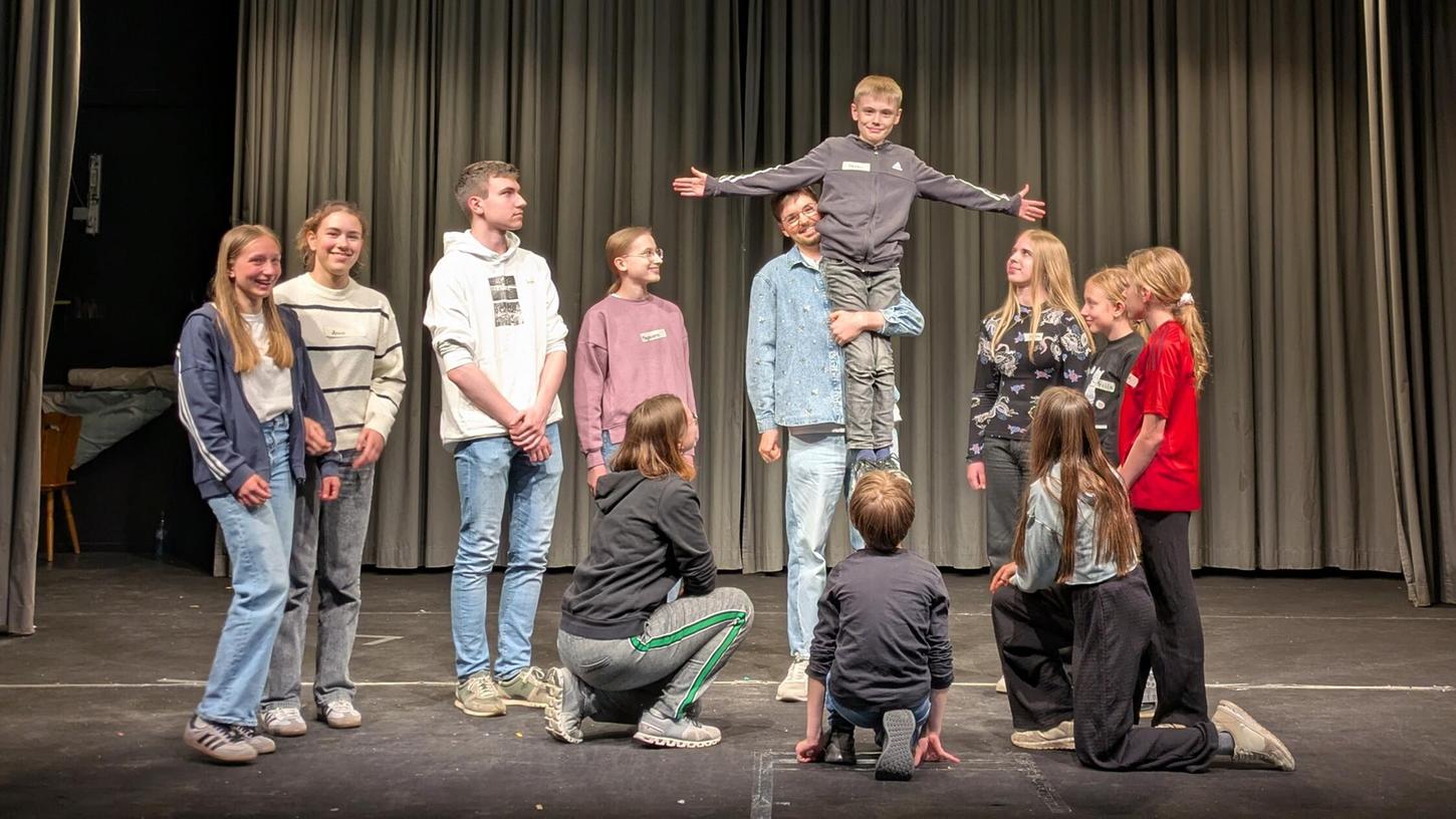 Glaube, Gemeinschaft und Theater - das ist das Motto der Jugendlichen, die bei den Passionsspielen ihre Traumrollen verkörpern wollen. Glaube, Gemeinschaft und Theater - das ist das Motto der Jugendlichen, die bei den Passionsspielen ihre Traumrollen verkörpern wollen.