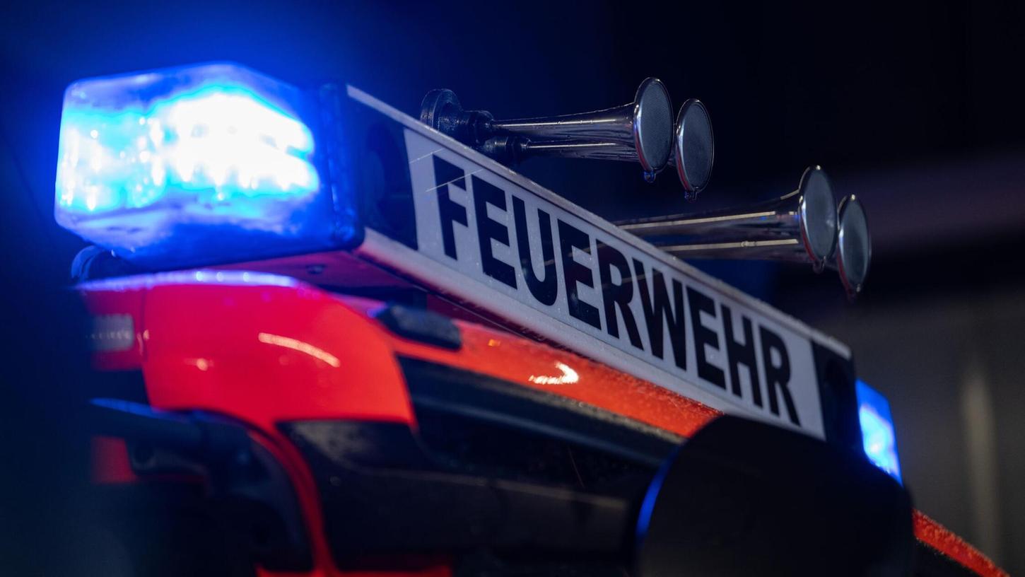 Die Feuerwehrkräfte löschten das Feuer. (Symbolbild) Die Feuerwehrkräfte löschten das Feuer. (Symbolbild)