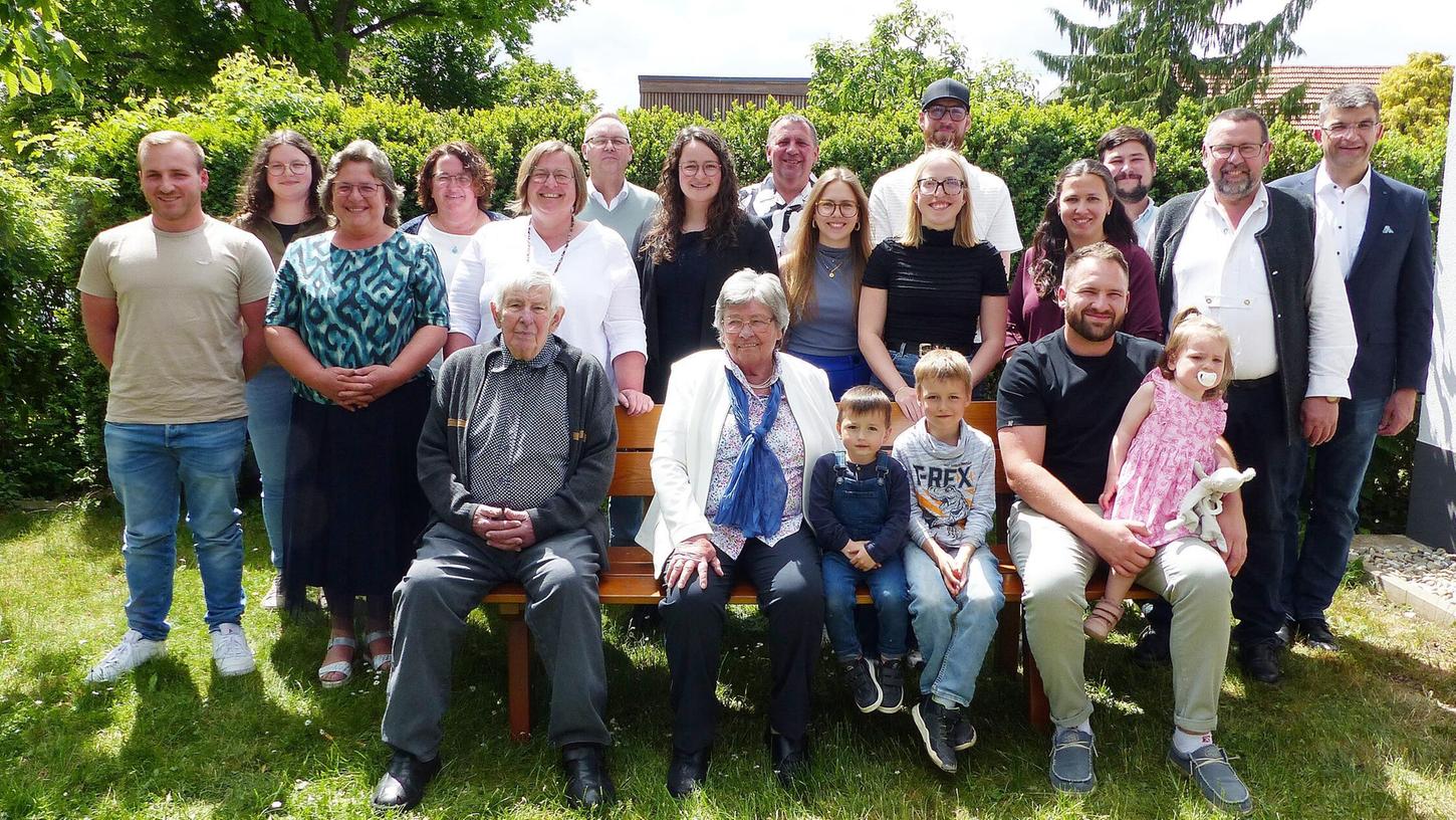 Mit ihrer großen Familie hat Margaretha Struller in Thannhausen ihren 85. Geburtstag gefeiert Mit ihrer großen Familie hat Margaretha Struller in Thannhausen ihren 85. Geburtstag gefeiert