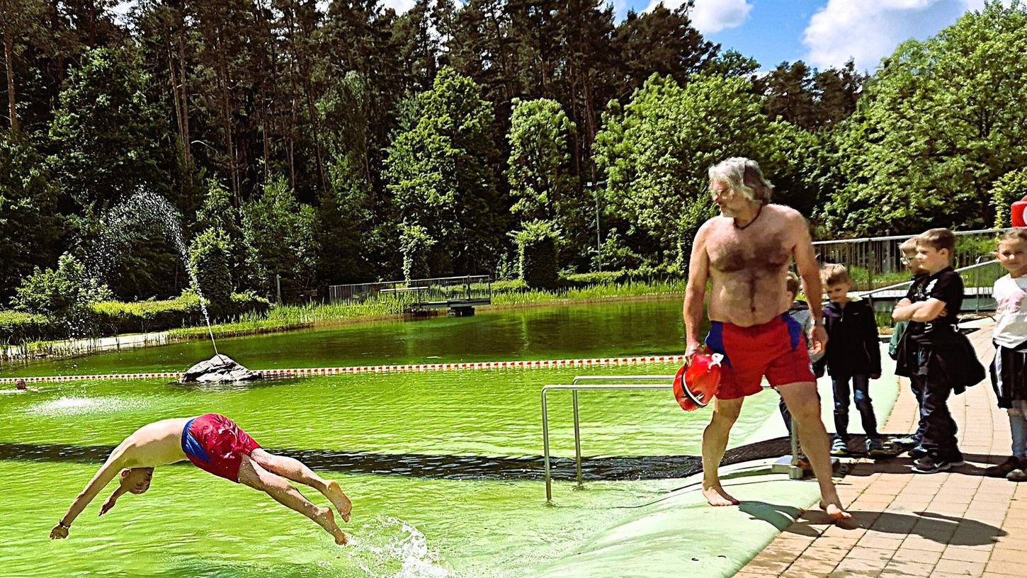 Traditionelles Anschwimmen im Naturbad Postbauer-Heng: Mit einem mutigen Köpper in den noch sehr frischen Naturbadesee eröffnete die Wasserwacht die Badesaison 2025. Traditionelles Anschwimmen im Naturbad Postbauer-Heng: Mit einem mutigen Köpper in den noch sehr frischen Naturbadesee eröffnete die Wasserwacht die Badesaison 2025.