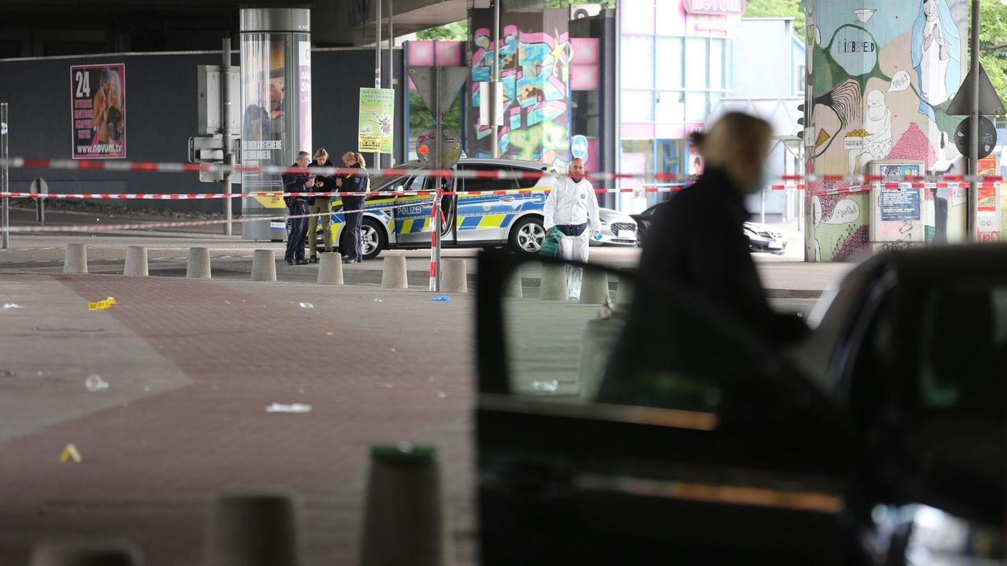 In der Bielefelder Innenstadt soll ein Mann mehrere Menschen in der Nacht verletzt haben. In der Bielefelder Innenstadt soll ein Mann mehrere Menschen in der Nacht verletzt haben.