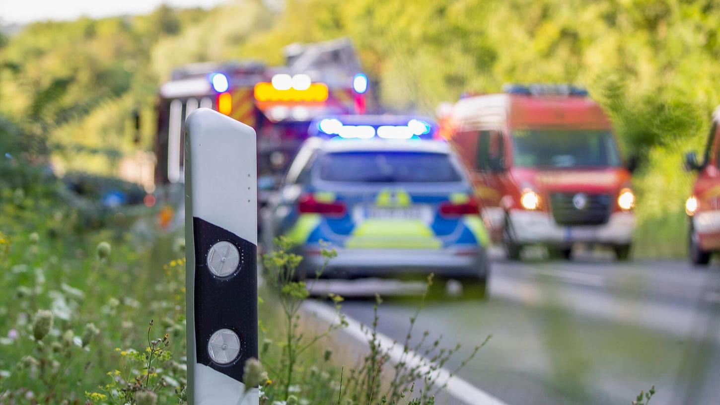 Die Frau musste von der Feuerwehr aus dem zerstörten Wagen befreit werden (Symbolbild). Die Frau musste von der Feuerwehr aus dem zerstörten Wagen befreit werden (Symbolbild).