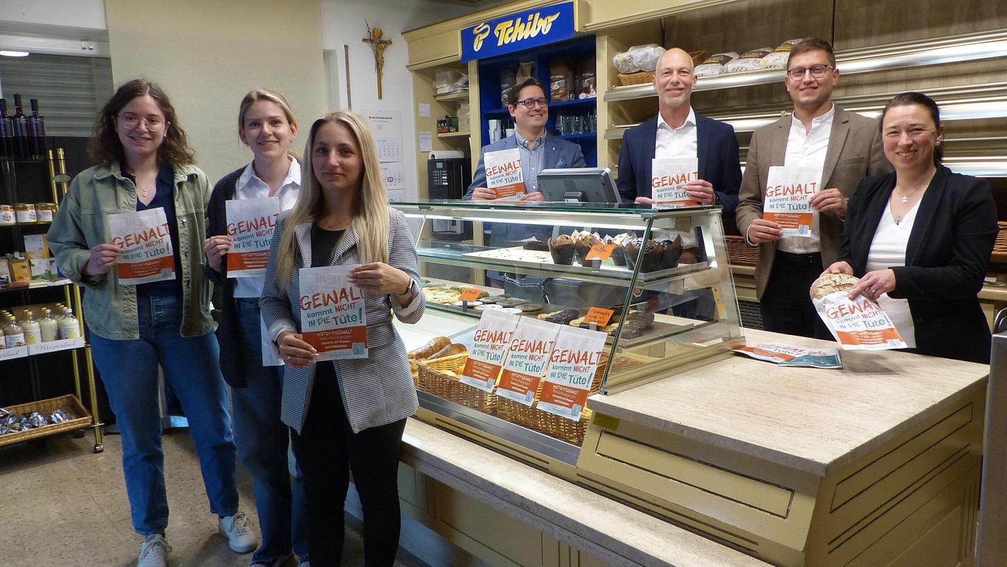 Annalena Dorr und Luisa Hofmann (1+2 v.li) übergeben im Beisein der Vertreter der Sponsoren die Bäckertüten an Innungsobermeisterin Stefanie Lehmeier (re) Annalena Dorr und Luisa Hofmann (1+2 v.li) übergeben im Beisein der Vertreter der Sponsoren die Bäckertüten an Innungsobermeisterin Stefanie Lehmeier (re)