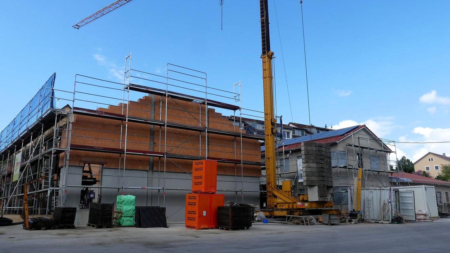 Sie wachsen miteinander in die Höhe, das neue Gerätehaus der Feuerwehr (links) und die neuen Gebäude für den Bauhof (rechts). Zusammen investiert die Stadt Parsberg hier in diesem Jahr rund 1,42 Millionen Euro. Sie wachsen miteinander in die Höhe, das neue Gerätehaus der Feuerwehr (links) und die neuen Gebäude für den Bauhof (rechts). Zusammen investiert die Stadt Parsberg hier in diesem Jahr rund 1,42 Millionen Euro.