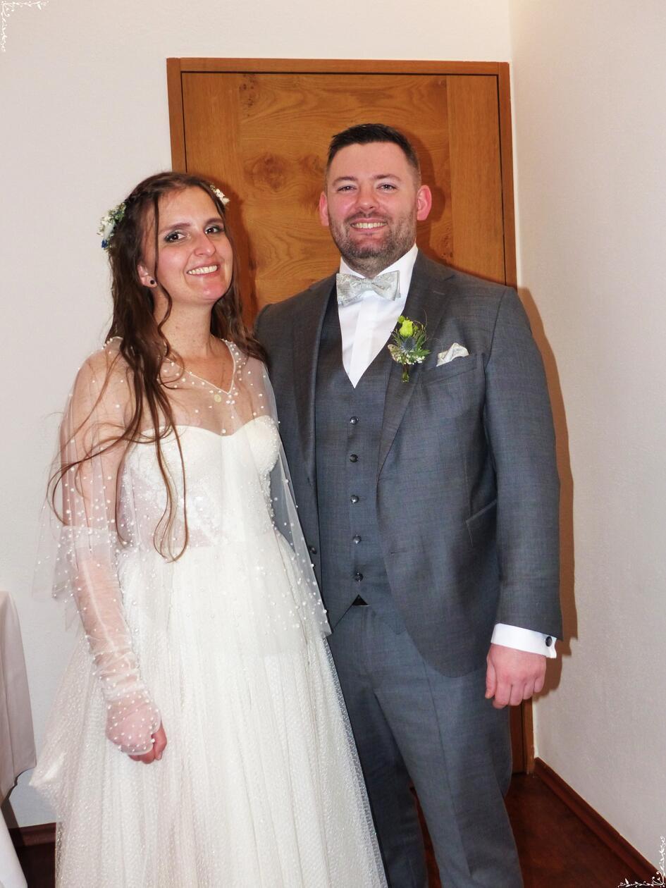 Über sechs Jahre ist es nun her, dass sich Julia Brandl aus Freystadt und Patrick Streitferdt aus Kösching im Internet kennengelernt haben. Nach anfänglichen Chats wurde es für beide immer deutlicher, dass man sich bei einem Treffen persönlich „beschnuppern“ will. Es ist die große Liebe daraus geworden und es sollte eine Winterhochzeit werden, haben sich beide gewünscht. Vor einem Jahr, am 13. Dezember, haben sie sich im Beisein der Familien standesamtlich trauen lassen. Nun, wiederum auf den Tag genau, ist eine große Winterhochzeit beim „Euringer“ in Paulushofen gefeiert worden. Ihr voran ging eine „freie Trauung“ mit Trauredner Stefan Sorgenfrei. Danach lud das Brautpaar zur Hochzeitsfeier ein.