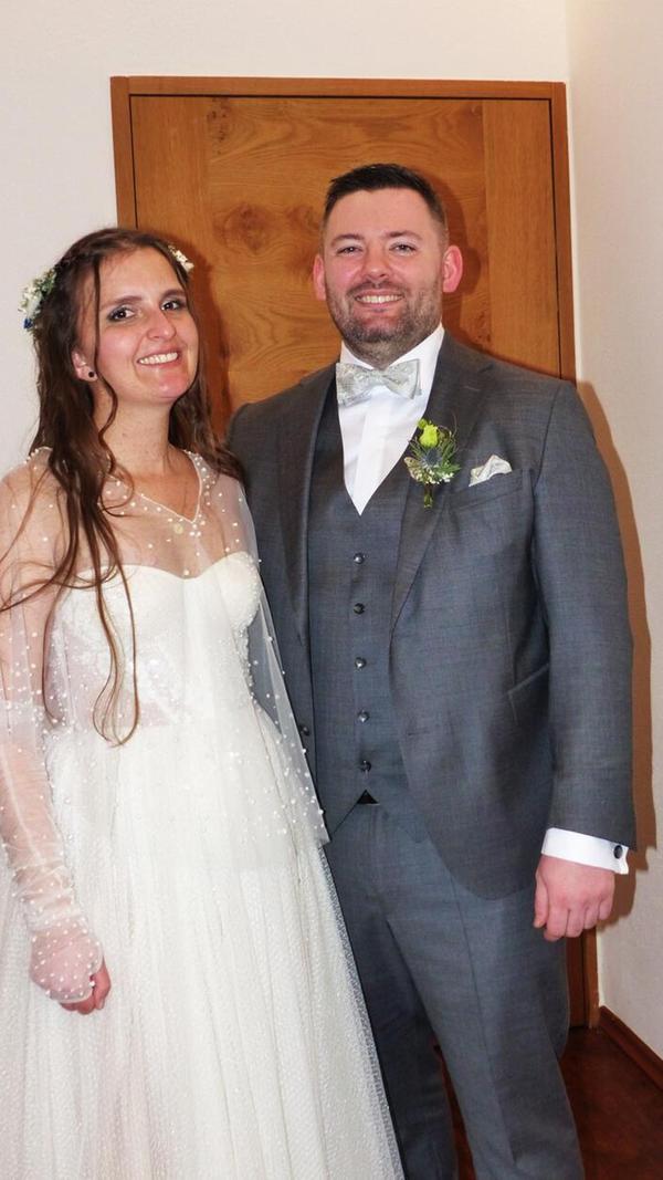 Über sechs Jahre ist es nun her, dass sich Julia Brandl aus Freystadt und Patrick Streitferdt aus Kösching im Internet kennengelernt haben. Nach anfänglichen Chats wurde es für beide immer deutlicher, dass man sich bei einem Treffen persönlich „beschnuppern“ will. Es ist die große Liebe daraus geworden und es sollte eine Winterhochzeit werden, haben sich beide gewünscht. Vor einem Jahr, am 13. Dezember, haben sie sich im Beisein der Familien standesamtlich trauen lassen. Nun, wiederum auf den Tag genau, ist eine große Winterhochzeit beim „Euringer“ in Paulushofen gefeiert worden. Ihr voran ging eine „freie Trauung“ mit Trauredner Stefan Sorgenfrei. Danach lud das Brautpaar zur Hochzeitsfeier ein.