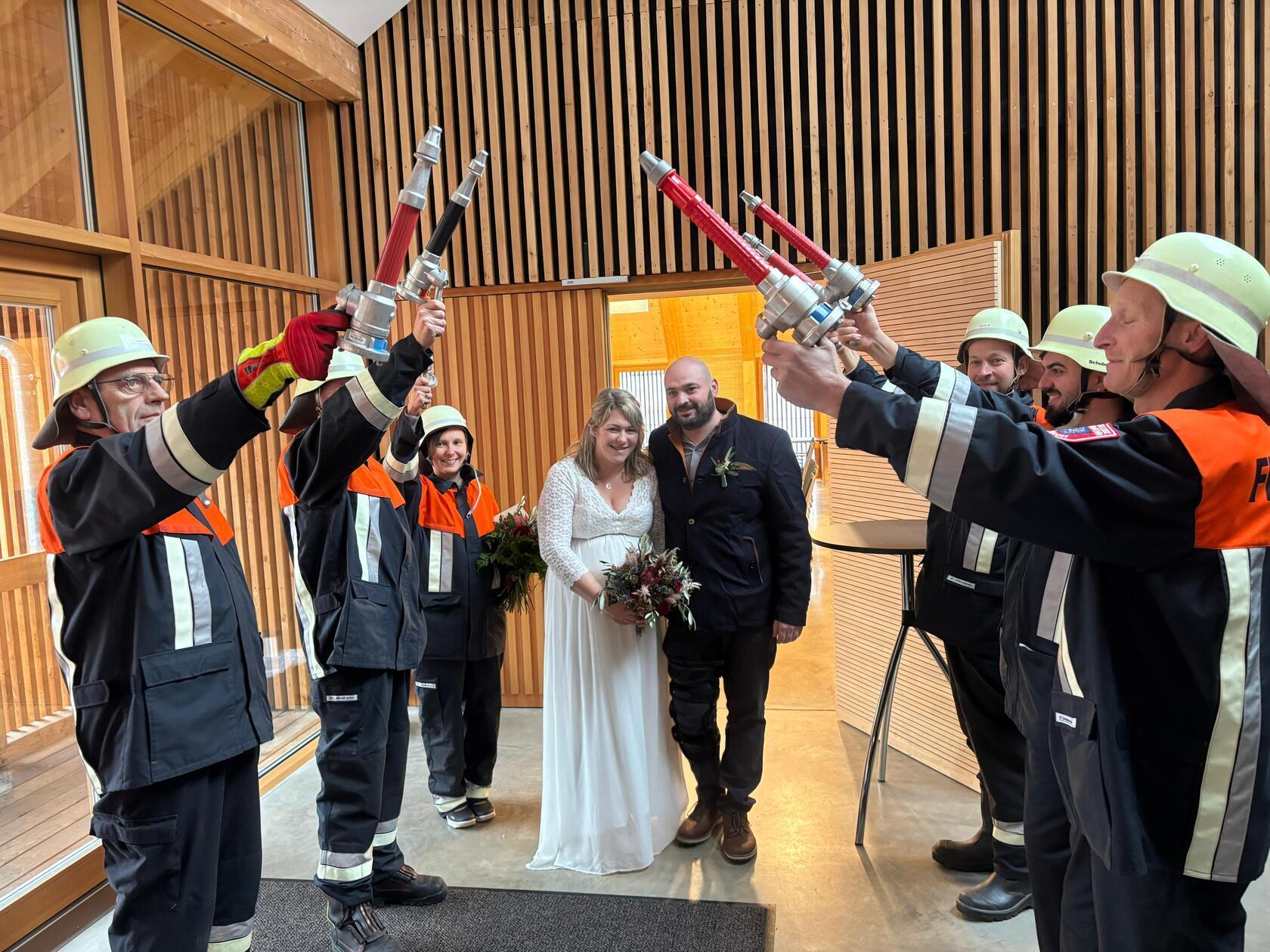 Im Sommer vor einem Jahr lernten sich Alexandra Klinger aus Sulzbürg und Michael Link aus dem Freystädter Ortsteil Oberndorf kennen. Auslöser dafür waren ihre beiden Kinder, die achtjährige Lisa und der gleichaltrige Jan, die in die gleiche Klasse gehen. Alex, wie sie alle nennen, und Michael fanden sich sympathisch und es wurde schnell mehr daraus. Bei einem Bayernspiel in der Allianzarena in München machte Michael seiner Alex einen Heiratsantrag,. Dieses Versprechen krönten beide nun mit dem offiziellen Eheversprechen im Bürgersaal im Stadlmann-Anwesen in Freystadt. Das Paar wohnt mit den vier Kindern in Oberndorf. Gemeinsam freut sich die junge Familie auf ihr Baby, das im Januar zur Welt kommen wird.