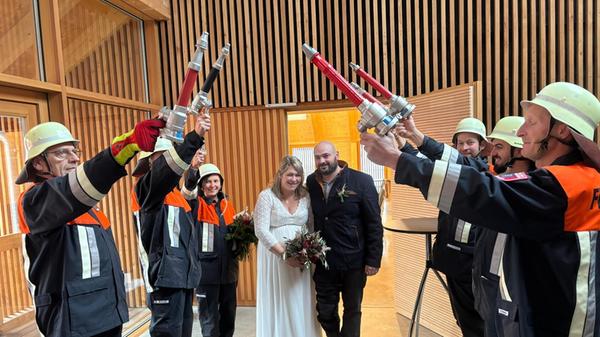 Im Sommer vor einem Jahr lernten sich Alexandra Klinger aus Sulzbürg und Michael Link aus dem Freystädter Ortsteil Oberndorf kennen. Auslöser dafür waren ihre beiden Kinder, die achtjährige Lisa und der gleichaltrige Jan, die in die gleiche Klasse gehen. Alex, wie sie alle nennen, und Michael fanden sich sympathisch und es wurde schnell mehr daraus. Bei einem Bayernspiel in der Allianzarena in München machte Michael seiner Alex einen Heiratsantrag,. Dieses Versprechen krönten beide nun mit dem offiziellen Eheversprechen im Bürgersaal im Stadlmann-Anwesen in Freystadt. Das Paar wohnt mit den vier Kindern in Oberndorf. Gemeinsam freut sich die junge Familie auf ihr Baby, das im Januar zur Welt kommen wird.