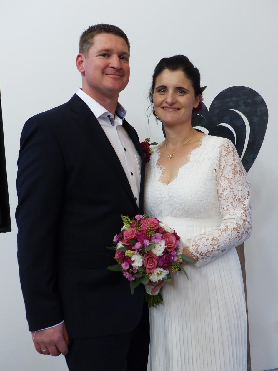 Im September vor fünf Jahren hatten Christine Brückel aus Sulzkirchen und Timo Scheller aus Emskirchen erstmals Kontakt in einer Dating-App. Sie fanden sofort einen Draht zueinander und waren sich sehr sympathisch. Deshalb vereinbarten sie noch in der gleichen Woche ein persönliches Treffen. Der erste Eindruck bestätigte sich nachhaltig und seither sind sie ein Paar. Nun haben sie ihre Liebe fest gemacht mit dem offiziellen Ja-Wort in Freystadt. Im Anschluss luden die 41-jährige Büroangestellte und der 39-jährige Metzger ihre Gäste zum Feiern in den Spitalstadl ein. Die Eheleute haben als Wohnsitz den Mühlhausener Ortsteil Wettenhofen gewählt. Gemeinsam freuen sie sich auf ihr erstes gemeinsames Kind, das Ende März zur Welt kommen wird.