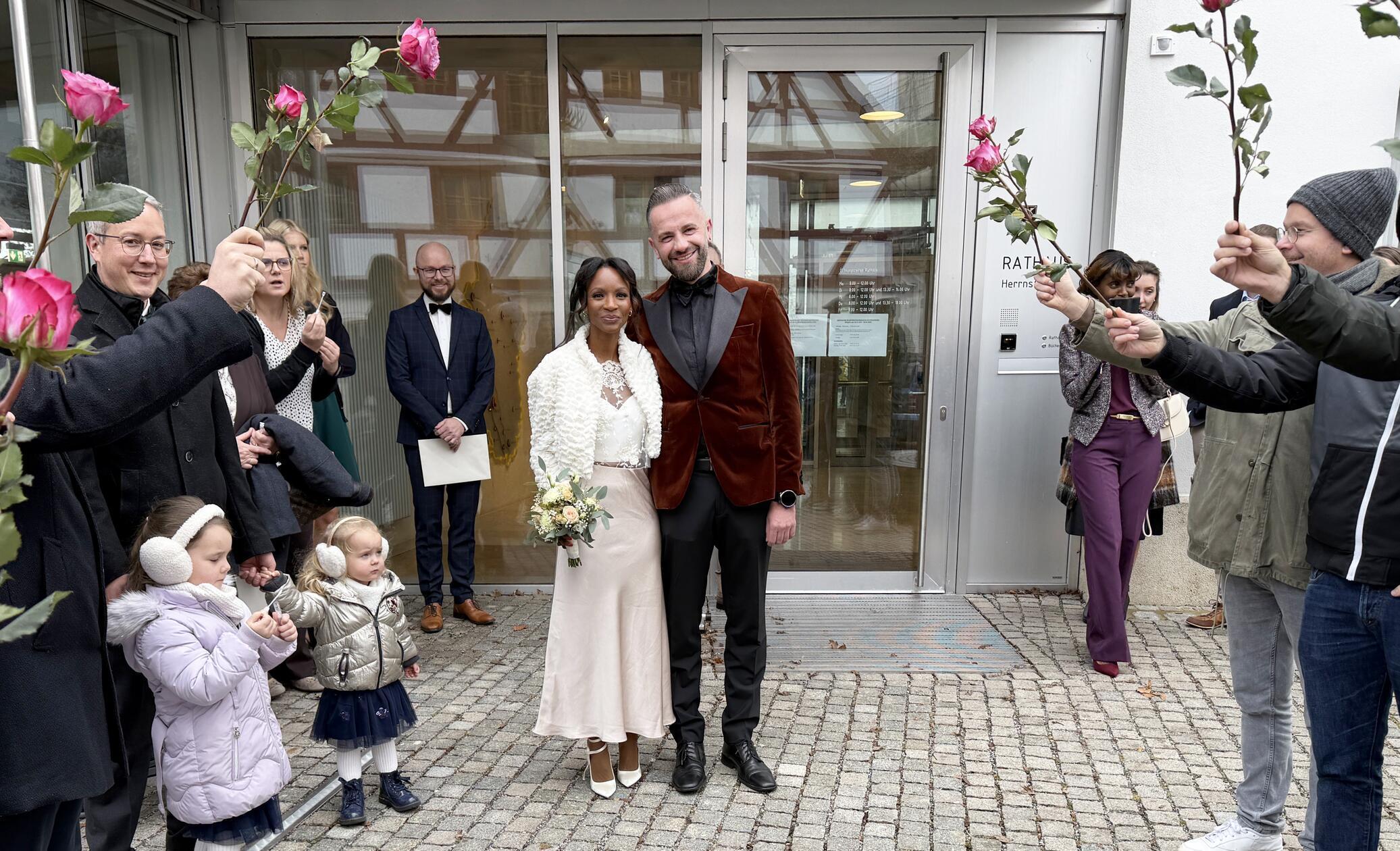 In Berg haben sich Alexander Dörrmann und Samantha Wairimu Njuguna das Ja-Wort gegeben. Der 42-jährige Maurermeister und Oberbauleiter der Firma Schenk aus Berg heiratete die 36-jährige Projektmanagerin im Trauungszimmer des Berger Rathauses. Das Paar hatte sich im Mai 2015 in Nürnberg kennengelernt. Die Trauung vollzog der zweite Berger Bürgermeister Christian Lehmeyer vor der Hochzeitsgesellschaft. Am Sophie-Scholl-Platz standen Spalier für die Neuvermählten: Arbeitskollegen der Firma Schenk, die Berger Kirwaleit, die Feuerwehrgruppe und die Stammtischbrüder sowie viele Freunde und Bekannte. Das Ehepaar wohnt in Berg, wo vor Jahren ein Haus errichtet wurde. Die Hochzeitsfeier fand im Hotel-Gasthaus Winkler in Lengenfeld statt.