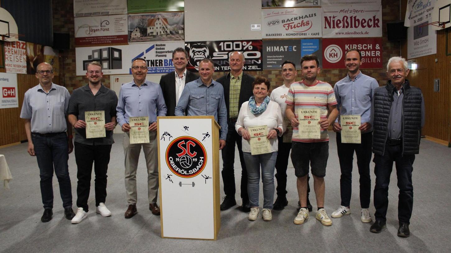 Bei der Jahreshauptversammlung ehrte Vorsitzender Christian Lehmeyer (5.v.li.) langjährige Mitglieder. Es gratulierten auch Landrat-Stellvertreter Martin Meier (4.v.li.) und 3. Bürgermeister Norbert Nießlbeck (6.v.li.). Bei der Jahreshauptversammlung ehrte Vorsitzender Christian Lehmeyer (5.v.li.) langjährige Mitglieder. Es gratulierten auch Landrat-Stellvertreter Martin Meier (4.v.li.) und 3. Bürgermeister Norbert Nießlbeck (6.v.li.).