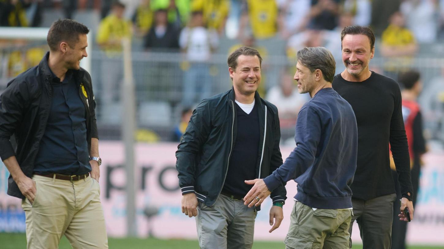 BVB-Trainer Niko Kovac (2. von rechts) erhielt viel Lob von Dortmunds Sportdirektor Sebastian Kehl (l) und Geschäftsführer Lars Ricken. BVB-Trainer Niko Kovac (2. von rechts) erhielt viel Lob von Dortmunds Sportdirektor Sebastian Kehl (l) und Geschäftsführer Lars Ricken.