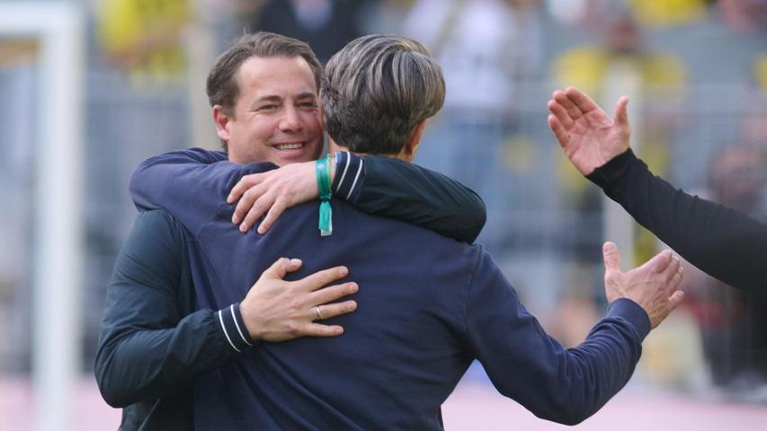 Dortmunds Geschäftsführer Sport Lars Ricken (l) gratuliert Trainer Niko Kovac zum Erreichen der Champions League. Dortmunds Geschäftsführer Sport Lars Ricken (l) gratuliert Trainer Niko Kovac zum Erreichen der Champions League.