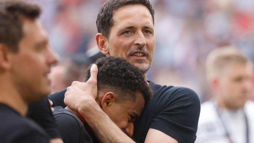 Stolz und erleichtert: Eintracht-Trainer Dino Toppmöller herzt Offensivmann Ansgar Knauff. Stolz und erleichtert: Eintracht-Trainer Dino Toppmöller herzt Offensivmann Ansgar Knauff.