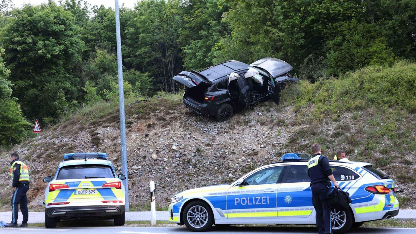 In diesem Fluchtwagen verunglückten die drei mutmaßlichen Geldautomatensprenger nach rasender Flucht. In diesem Fluchtwagen verunglückten die drei mutmaßlichen Geldautomatensprenger nach rasender Flucht.