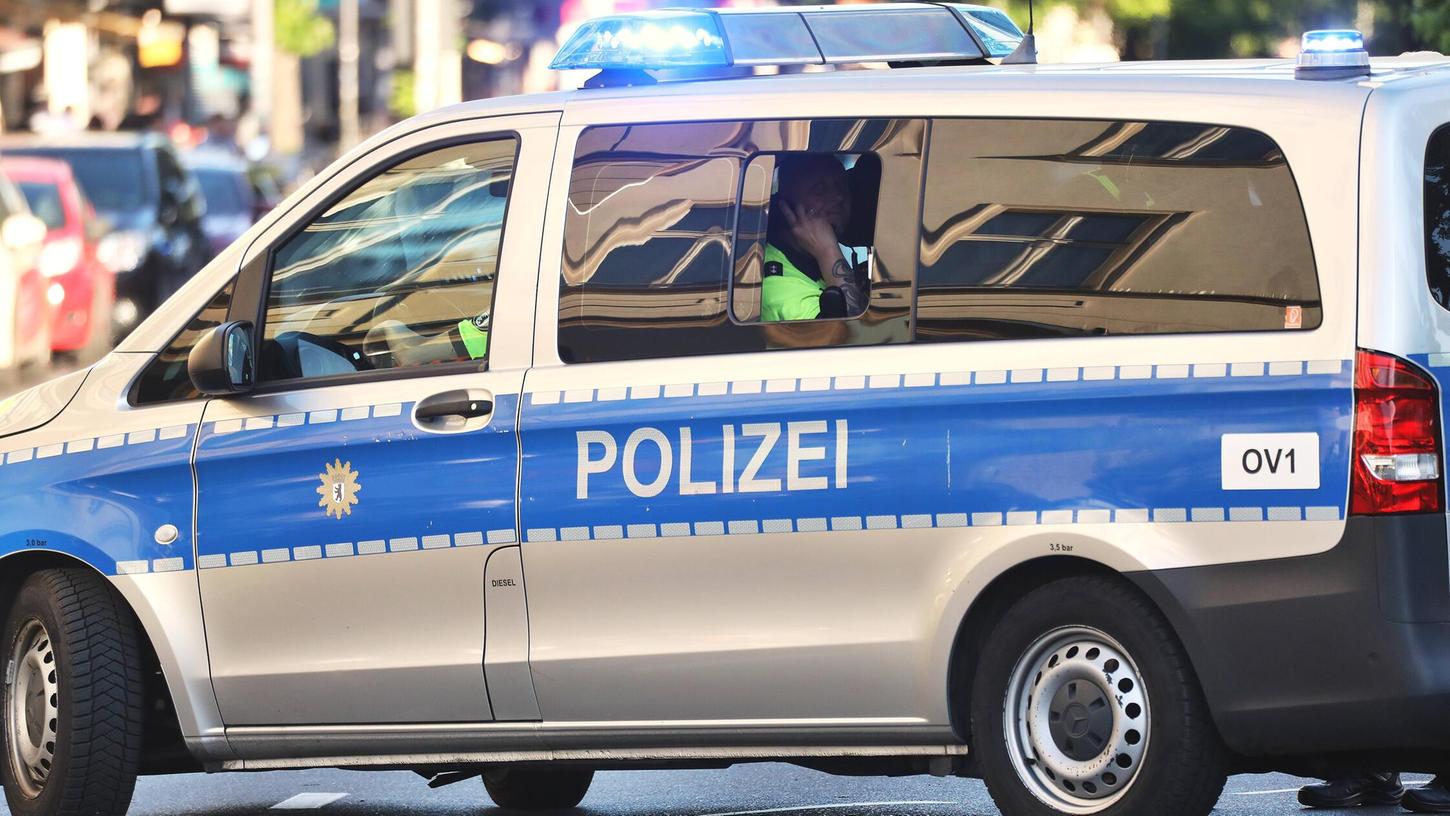 Der Angreifer wehrte sich massiv gegen seine Festnahme (Symbolbild). Der Angreifer wehrte sich massiv gegen seine Festnahme (Symbolbild).