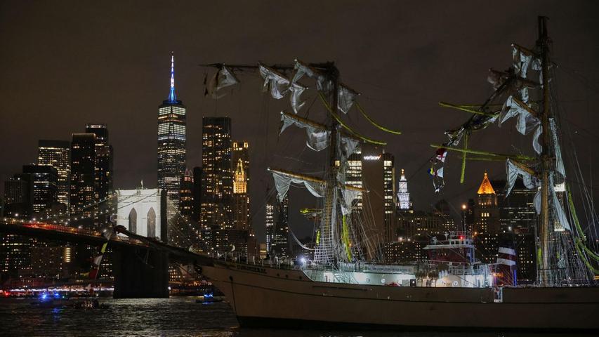 Das Ausbildungsschiff der mexikanischen Marine war am Abend verunglückt. Das Ausbildungsschiff der mexikanischen Marine war am Abend verunglückt.